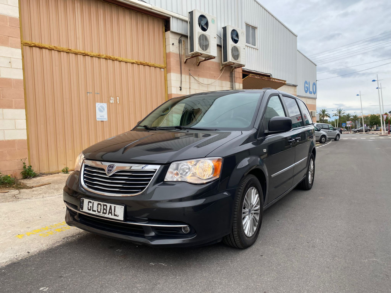 Lancia Grand Voyager 2.8 Crdi Gold Automático People carrier Foto
